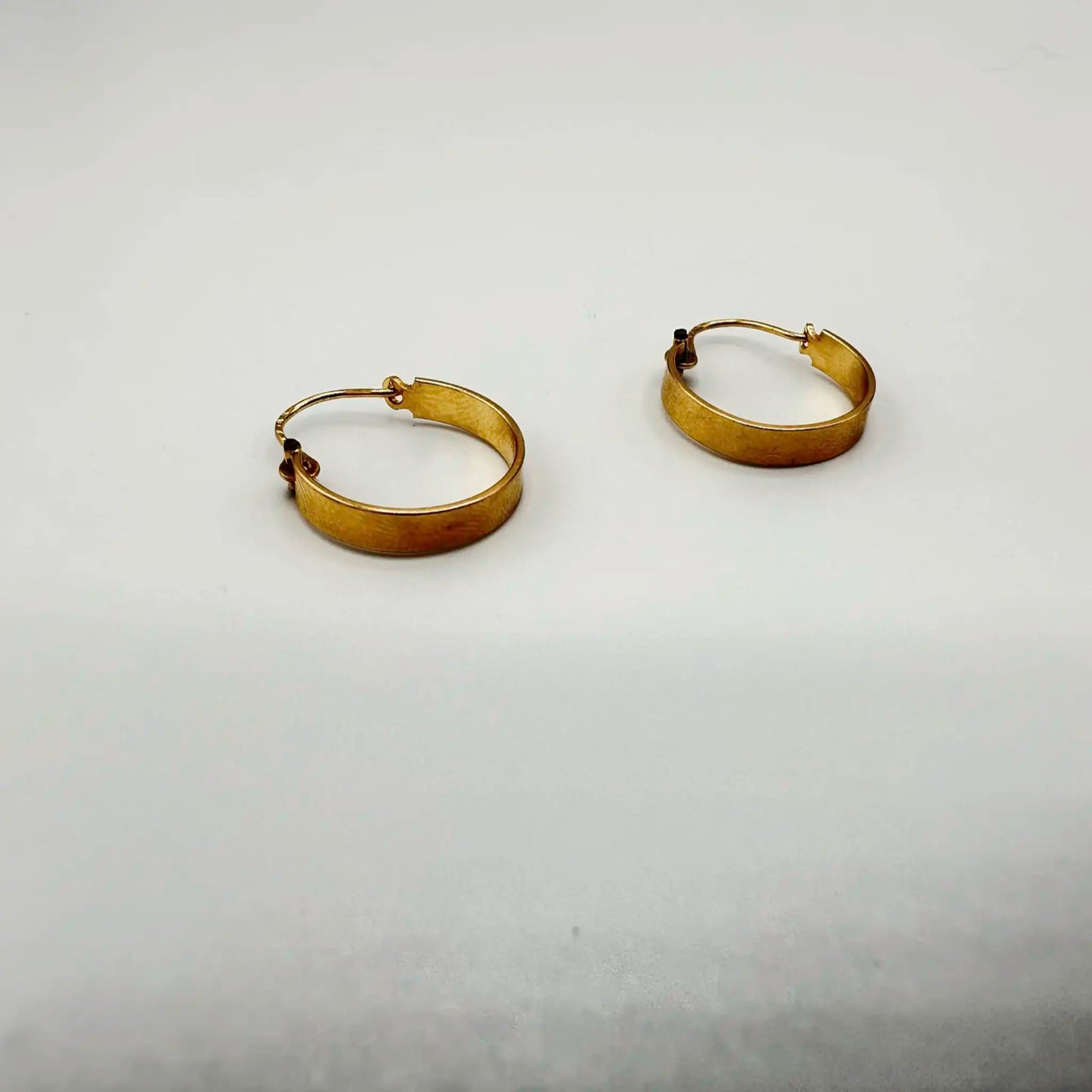 Vintage 14k-Gold Hoop Earrings - Hand-Me-Diamonds